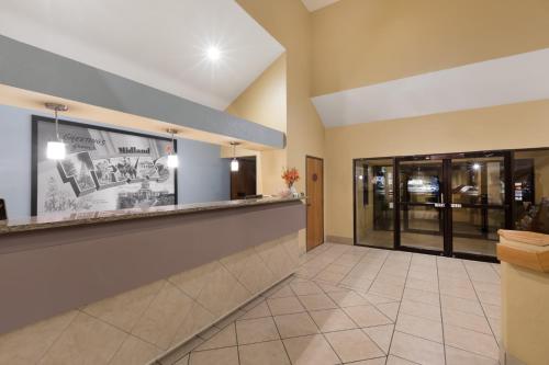 ミッドランドにあるSuper 8 by Wyndham Midlandのカウンター付きレストランのロビー