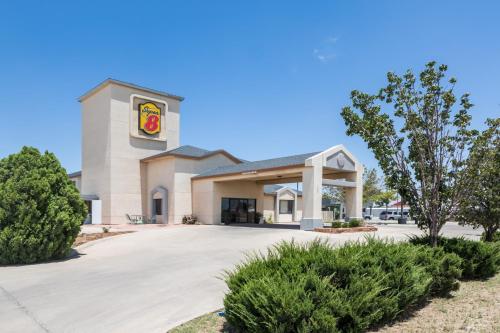 ミッドランドにあるSuper 8 by Wyndham Midlandの側面に時計がある建物