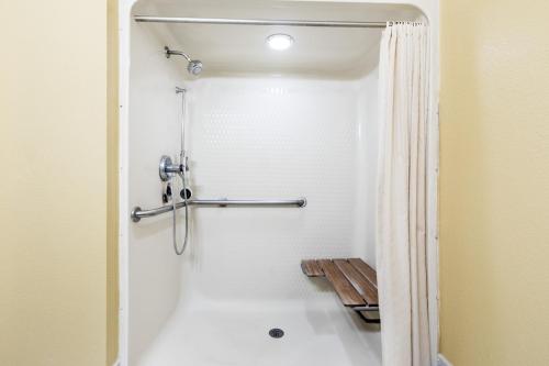 Ванная комната в Super 8 by Wyndham Midland