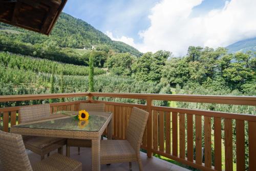 Pemandangan gunung umum atau pemandangan gunung yang diambil dari apartmen