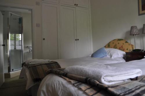 A bed or beds in a room at Rose Cottage 