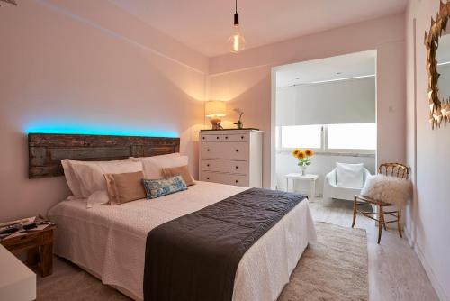 ein Schlafzimmer mit einem Bett, einer Kommode und einem Fenster in der Unterkunft In Bed with Lisbon - Lux4you Apartment in Amadora