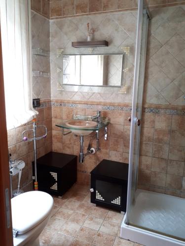 ログローニョにあるMarqués de La Riojaのバスルーム(シンク、シャワー、トイレ付)