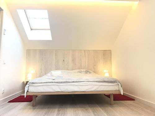 um quarto com uma cama e uma clarabóia em Scandik Apartment Terrace em Poltava