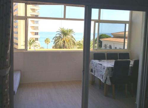 ベナルマデナにあるPrecioso Apartamento Frente Al Marのダイニングルーム(テーブル付)が備わり、海の景色を望めます。