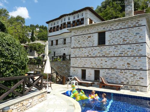 un grupo de personas jugando en una piscina en Ta Xelidonakia, en Pinakátai