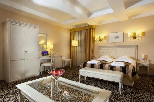 a hotel room with a bed and a table at Hotel Royal Baltic 4* Luxury Boutique in Ustka