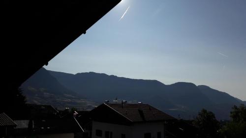 Nespecifikovaný výhled na hory nebo výhled na hory při pohledu z aparthotelu