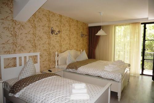 1 dormitorio con 2 camas en una habitación en Romantic Boutique, en Focşani
