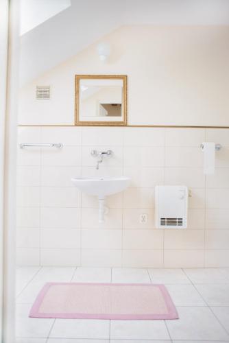 a bathroom with a sink and a mirror at Motel Hotelik in Olsztyn