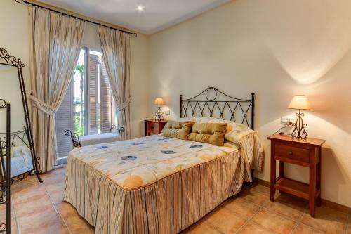 um quarto com uma cama grande e uma janela em Al Andalus Francisco em Vera