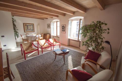 - un salon avec des chaises et une table dans l'établissement Scrigno del Duomo, à Trente