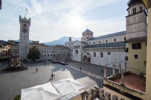 - une vue sur un bâtiment doté d'une tour d'horloge dans l'établissement Scrigno del Duomo, à Trente