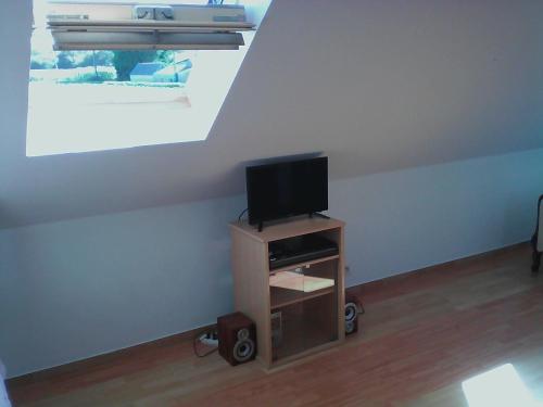 TV a/nebo společenská místnost v ubytování Gîte Lézardrieux