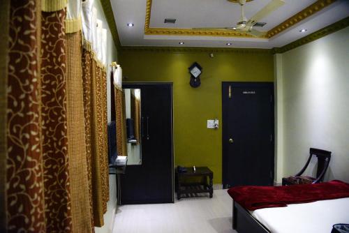 Hotel Parvati Palace Sehoreにあるベッド
