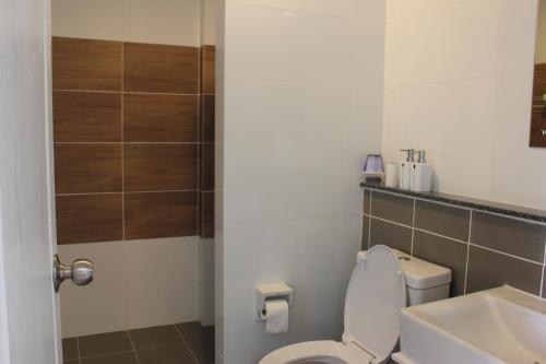 La salle de bains est pourvue de toilettes et d'un lavabo. dans l'établissement Baan Khao Yai, à Pak Chong