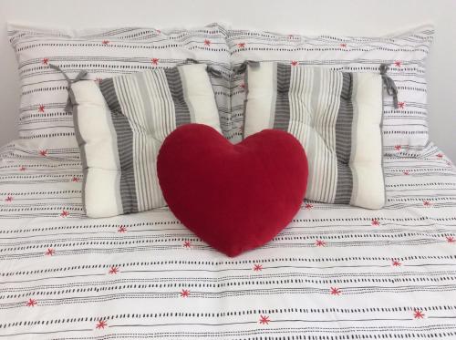 un cœur rouge assis au-dessus d'un lit dans l'établissement Appartement T1 Hyper Centre place de la Victoire, à Bordeaux