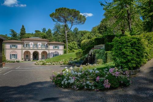 a house with a lot of flowers in front of it at Villa Cora in Florence