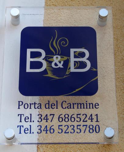 a sign for a potato del camino sign on a wall at Porta del Carmine in Comacchio