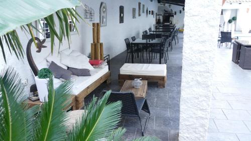 - un salon avec un canapé, des tables et des chaises dans l'établissement Hotel Salomé, à Calafell