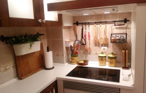una cucina con lavandino e piano di lavoro di Casa Sierra Norte Madrid a Lozoya