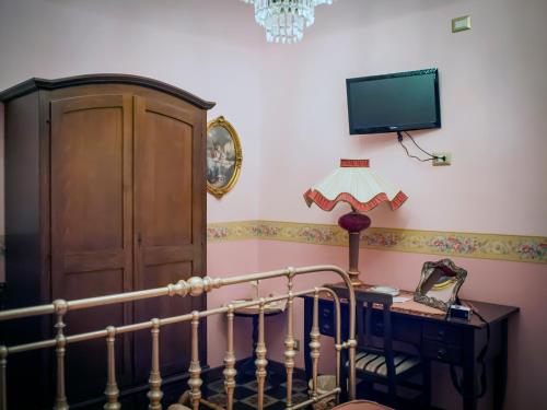 a room with a staircase with a tv and a lamp at Guest House a Portapalermo in Santo Stefano di Camastra