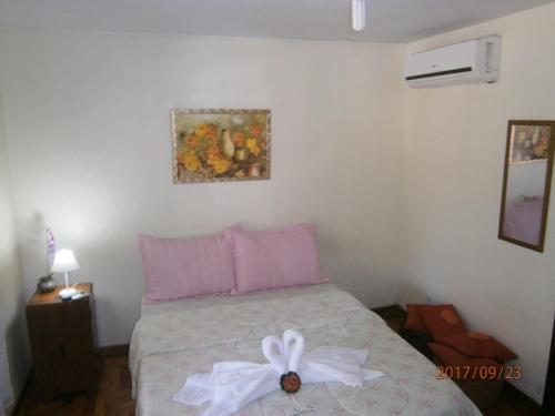 Ένα ή περισσότερα κρεβάτια σε δωμάτιο στο Suites do Reino Penedo RJ