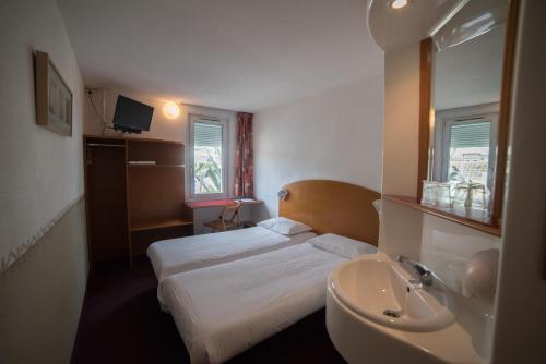 ein Hotelzimmer mit einem Bett und einem Waschbecken in der Unterkunft Quick Palace St Jean De Vedas - A709 in Saint-Jean-de-Védas