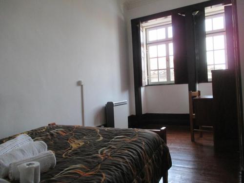 a bedroom with a bed and a window at Guesthouse da Sé in Guarda