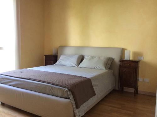 sypialnia z dużym łóżkiem i stolikiem nocnym w obiekcie Sirmione, Borgo Rosa, your holiday flat w Sirmione