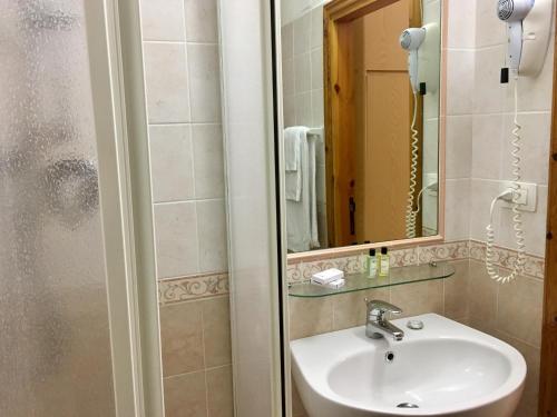 ein Badezimmer mit Waschbecken und Dusche in der Unterkunft Hotel Sole in Orbetello