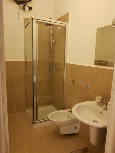 La salle de bains est pourvue d'une douche, de toilettes et d'un lavabo. dans l'établissement B&B Albaluna, à Valenzano