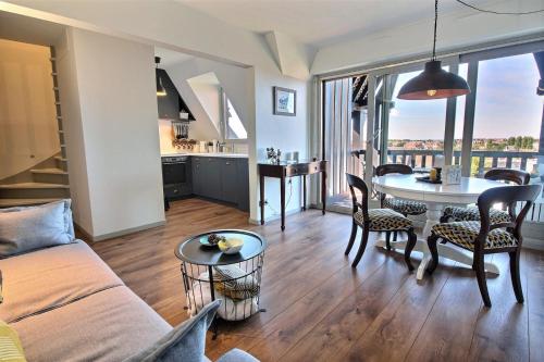 un salon avec un canapé et une table dans l'établissement Deauville Paradise, à Deauville