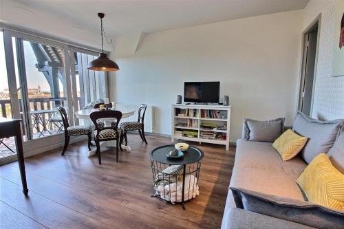 un salon avec un canapé et une table dans l'établissement Deauville Paradise, à Deauville