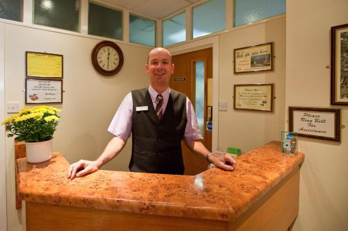 Členové personálu v ubytování Laguna Hotel