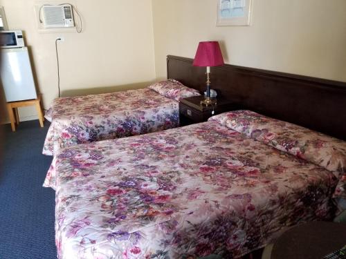 Ένα ή περισσότερα κρεβάτια σε δωμάτιο στο Motel Montreal