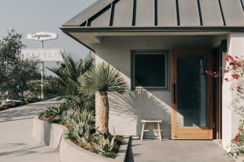 un pequeño edificio con una silla junto a una puerta en The Surfrider Malibu en Malibu