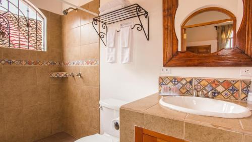 La salle de bains est pourvue d'un lavabo, de toilettes et d'un miroir. dans l'établissement Hotel Casa San Francisco, à Granada