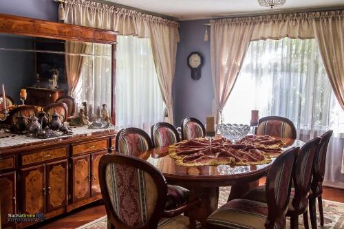- une salle à manger avec une table et des chaises dans l'établissement Hostal Saint Mary´s Tababela, à Tababela