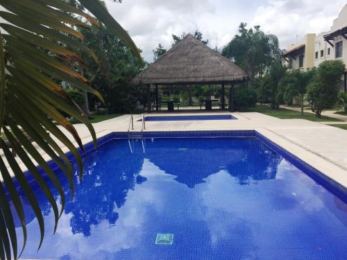una piscina con cenador y agua azul en Villa Estanyol 72, en Playa del Carmen