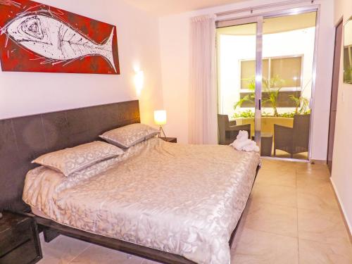 1 dormitorio con 1 cama grande en una habitación en Skyline 204, en Playa del Carmen