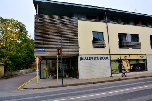 a building on the corner of a street at KURESSAARE TALLINN STREET APARTMENTs in Kuressaare