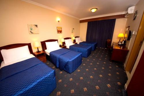 Postel nebo postele na pokoji v ubytování Mount Royal Hotel