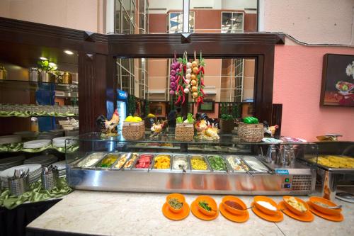 un buffet proposant de nombreux types de plats différents dans l'établissement Mount Royal Hotel, à Dubaï