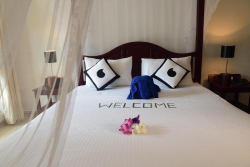 Una cama o camas en una habitación de Amal Beach Hotel