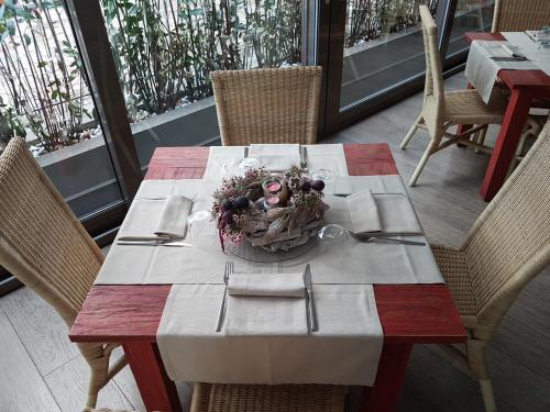 Un restaurante u otro lugar para comer en HLL Hotel Lungolago Lecco-Como Lake