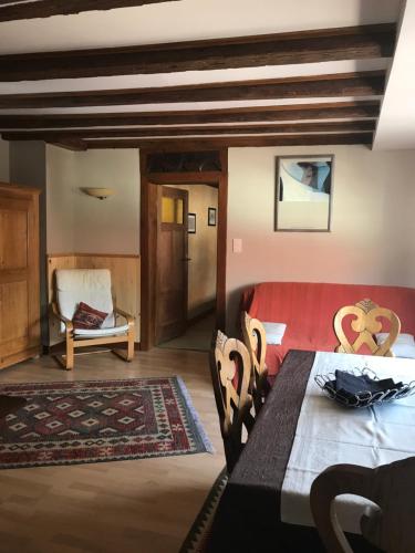 a dining room with a table and chairs at Maison Dietenbeck in Wissembourg