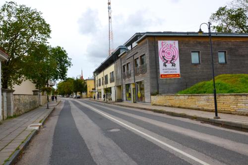 an empty street in front of a building at KURESSAARE TALLINN STREET APARTMENTs in Kuressaare