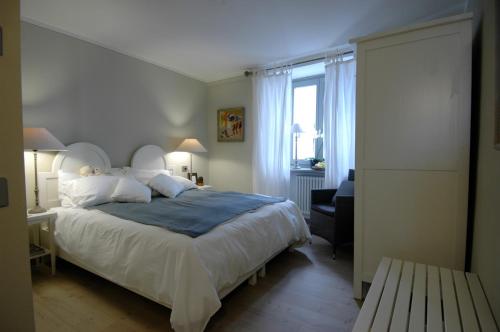 Un dormitorio con una cama grande y una ventana en BeB Casa Bettini, en Rovereto