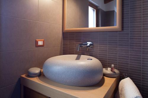 a bathroom with a sink and a mirror at Agunì Agriturismo e Locanda in Palizzi